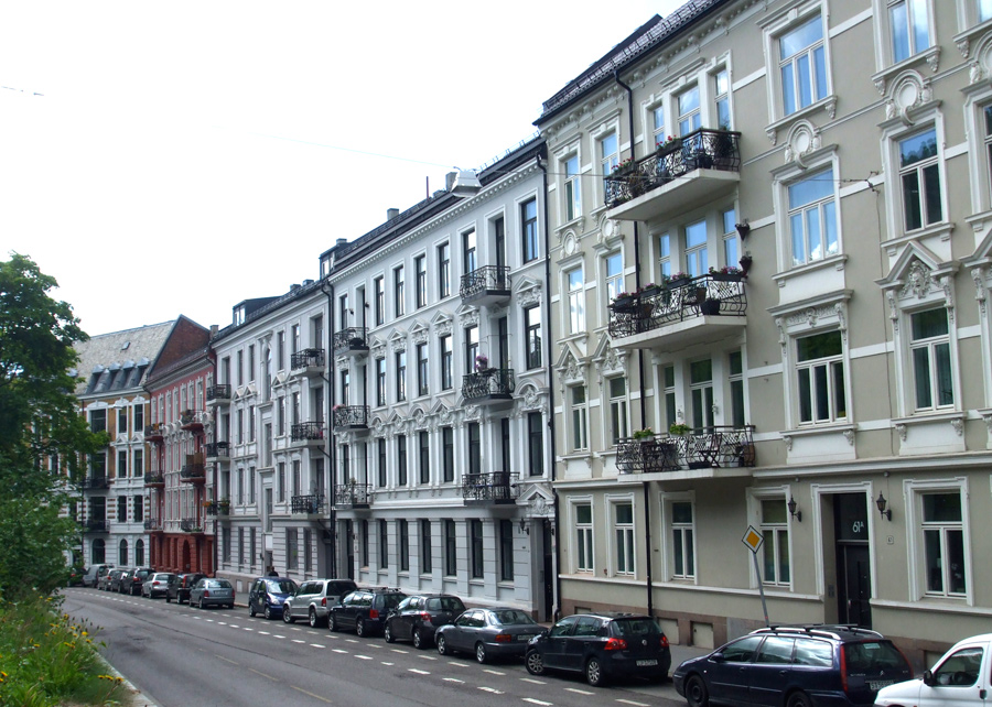 Beautiful houses bordering St. Hanshaugen Park Beautiful houses bordering St. Hanshaugen Park