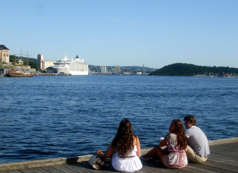 People watching out over Pipervika from Aker Brygge, Oslo