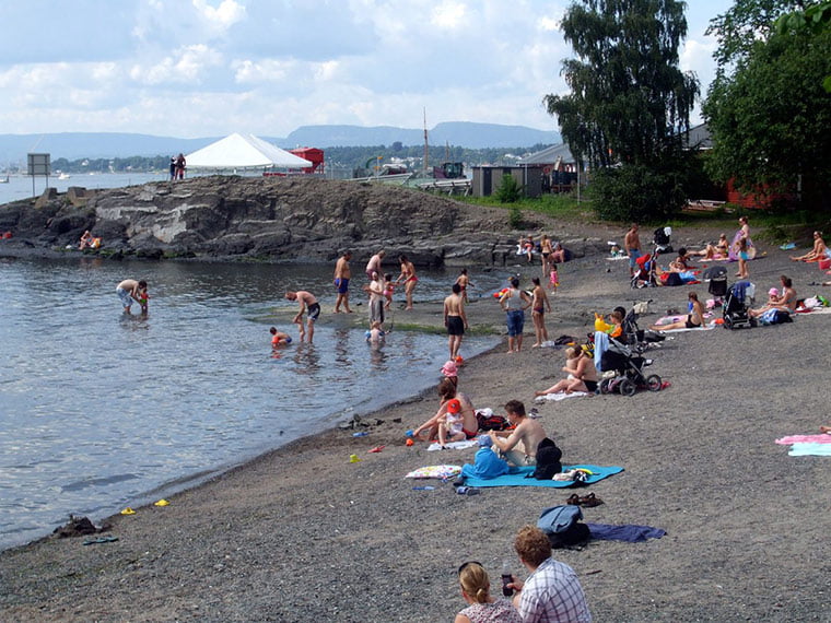 Busy beach on Hovedøya