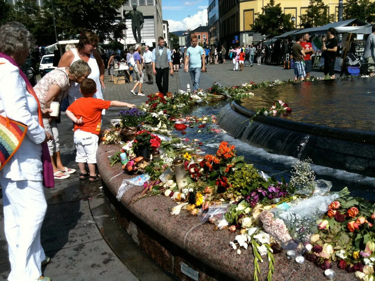 Roses in Oslo on Youngstorget. Photo: David Nikel.