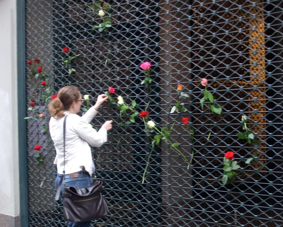 Remembering the dead in Oslo with roses