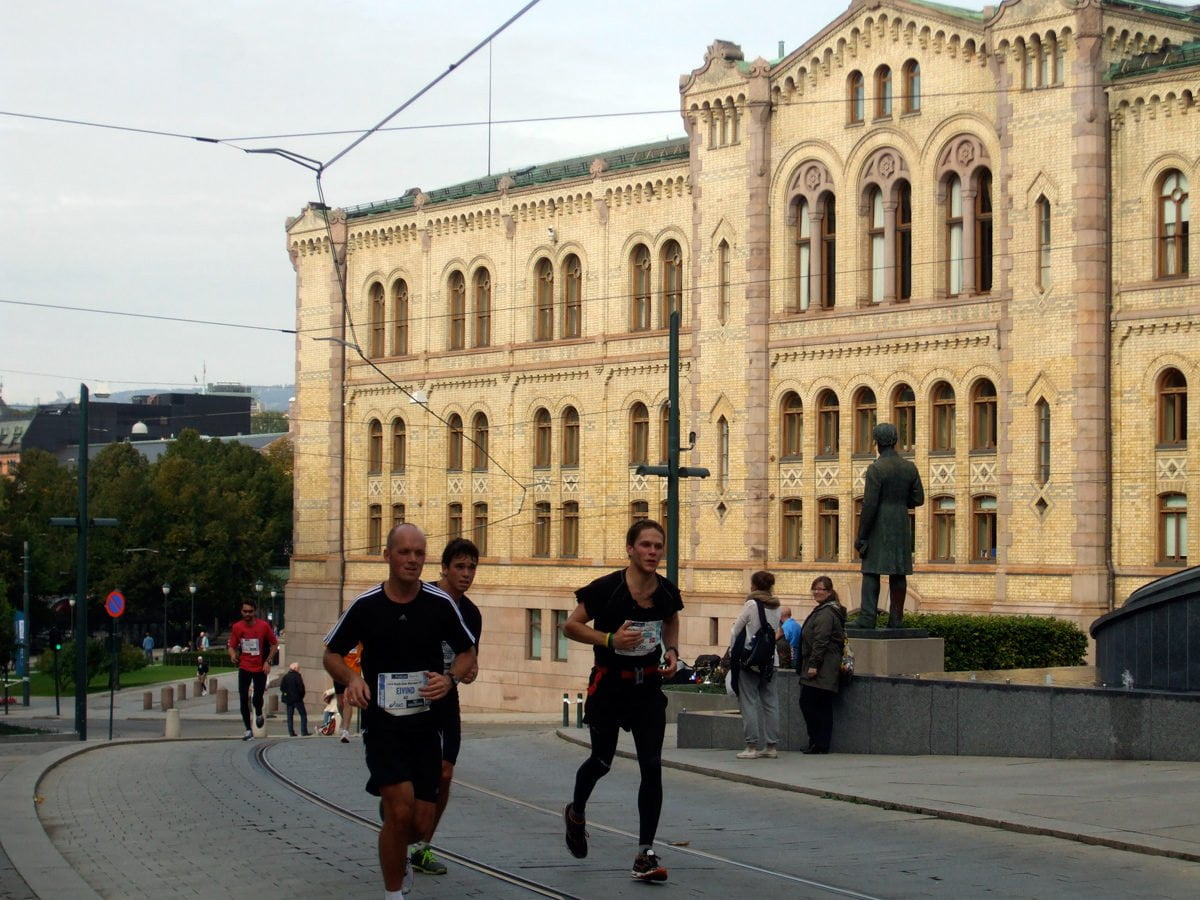 Oslo Marathon runners passing the Norwegian Parliament