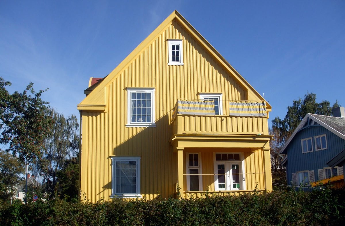 Yellow wooden house in Trondheim. Photo: David Nikel.