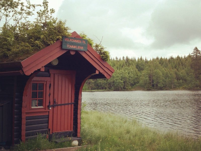 A small lakeside cabin near Tryvann