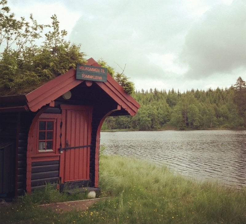 A small lakeside cabin near Tryvann
