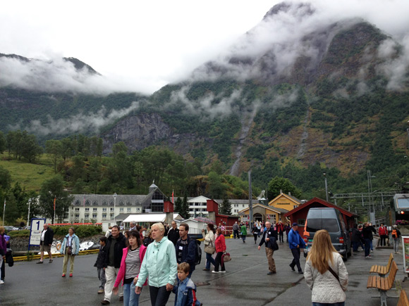 Tourists from a cruise ship in Flåm