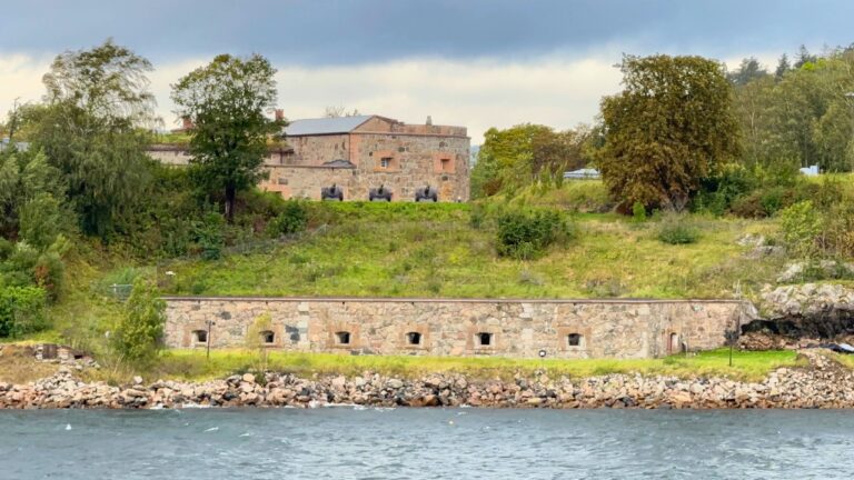 Sail past Oscarsborg Fortress. Photo: David Nikel.