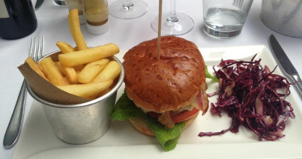 Burger, chips, red cabbage