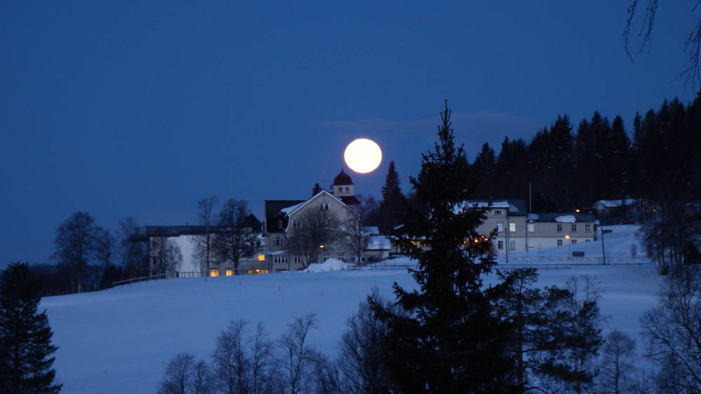 Full moon over Landåsen at around 5.30am.