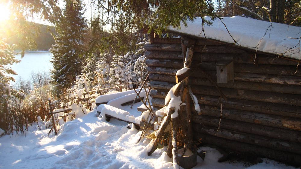 The gapahuk on Bergstien overlooking Landåsvatnet