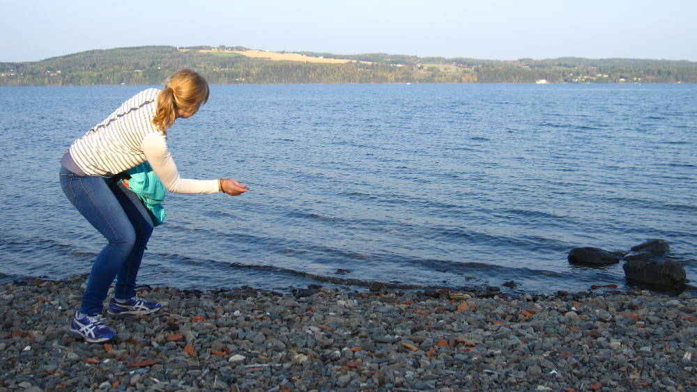 Skimming stones on the Mjøsa.