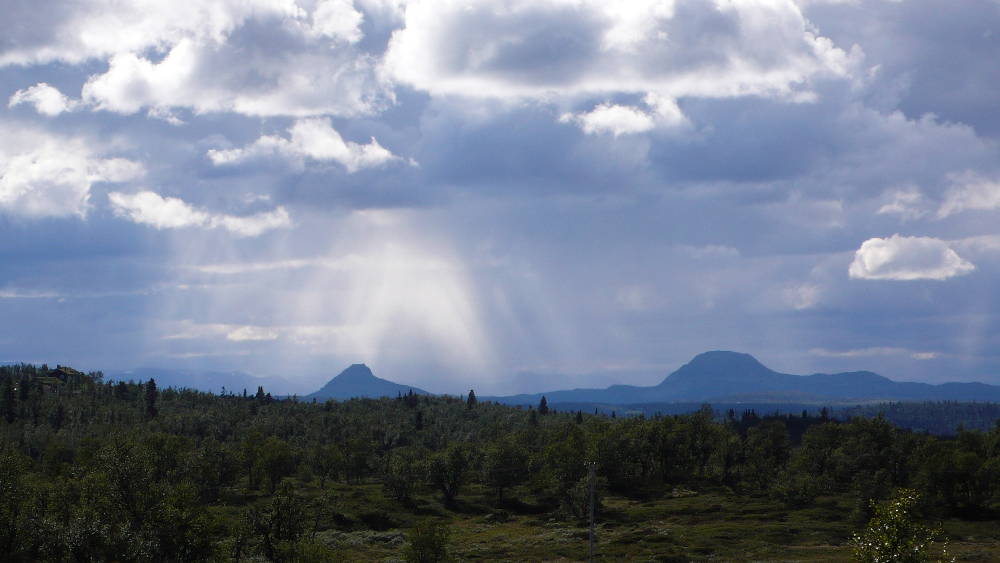 Hiking down from Spåtind to Lenningen.