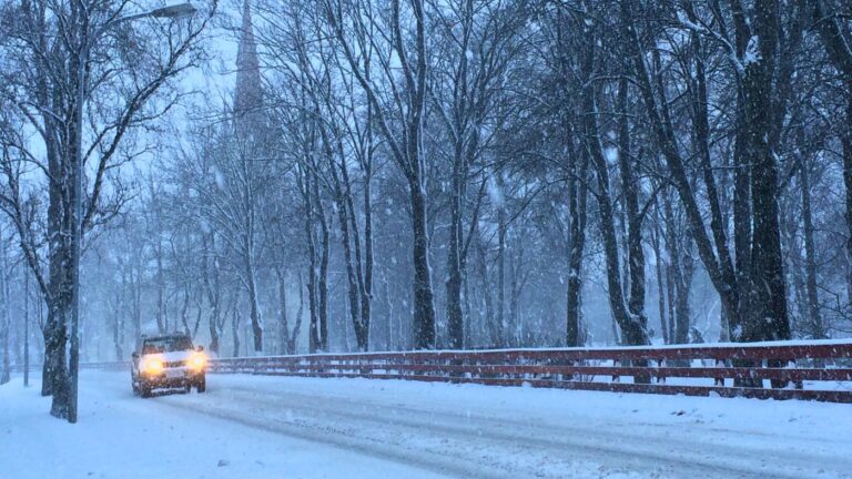 Car driving in winter conditions in Trondheim, Norway. Photo: David Nikel.