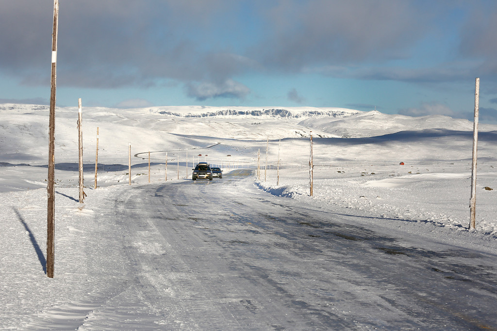 Driving on Hardangervidda. Photo: Sigmund Krøvel-Velle / Statens vegvesen.