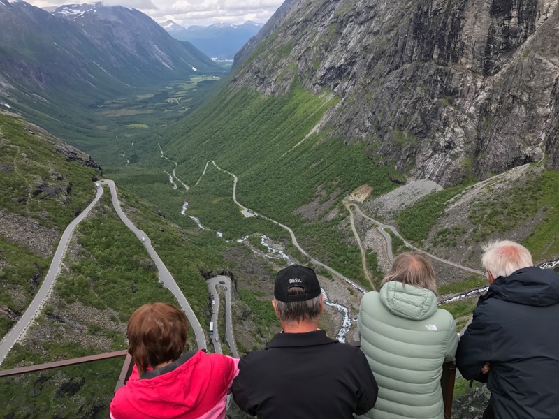 Mirando hacia abajo en Trollstigen