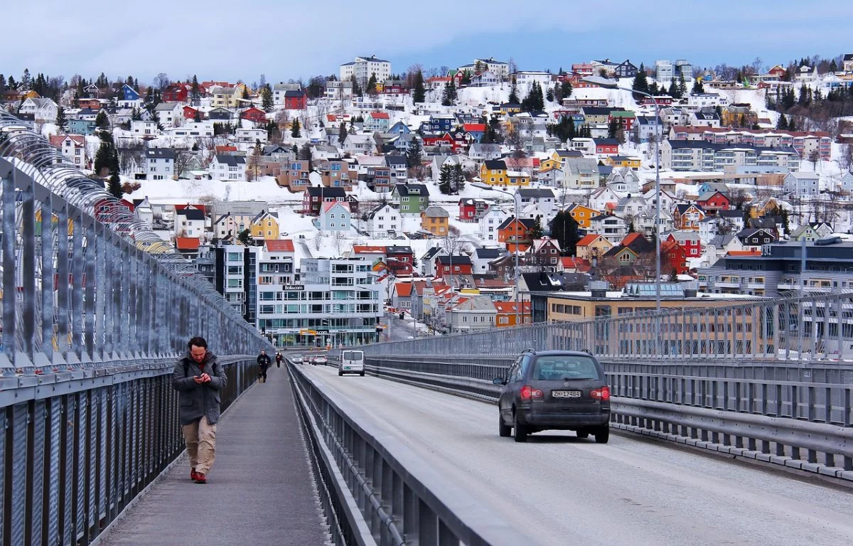 Pedestrians on Tromsø bridge