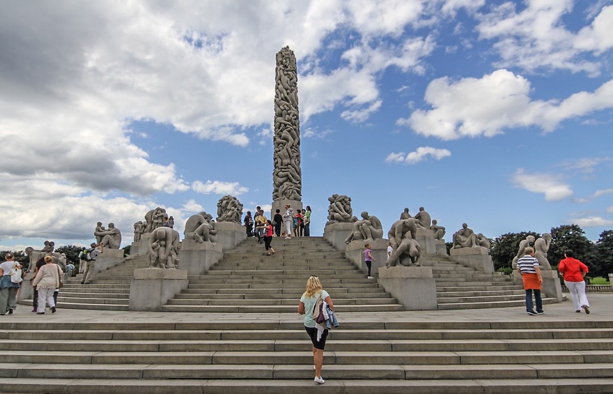 Walking in Oslo Vigeland Park