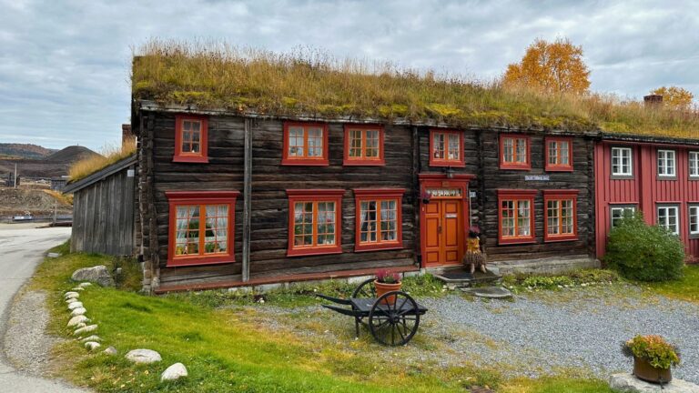 Wooden house with turf roof in Røros, Norway. Photo: David Nikel.