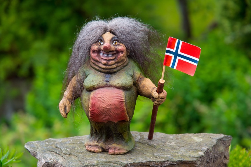 El trol de Noruega sosteniendo una bandera