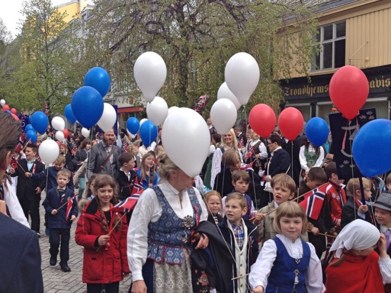 Children holding balloons on syttende mai