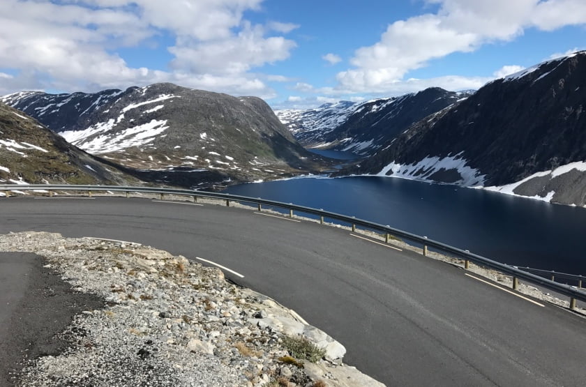 Driving in the Norwegian mountains