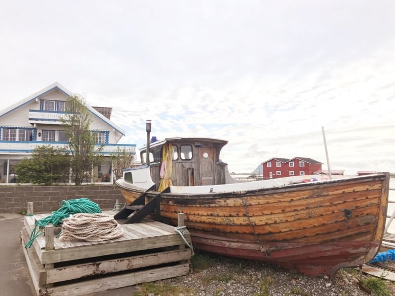 A fishing boat and house in Røstlandet