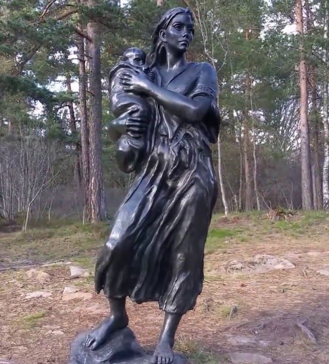 A sculpture of a woman and baby at Ekeberg Park in Oslo