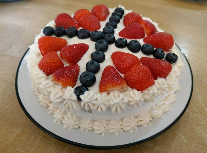 Bløtkake with a fruit decoration of the Norway flag