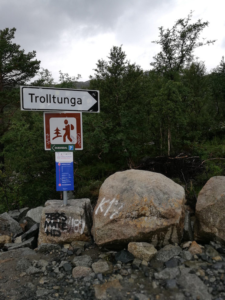 Trolltunga hiking sign