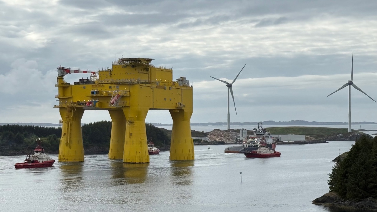 Dolwin Epsilon ocean rig being towed out of Haugesund. Photo: David Nikel.