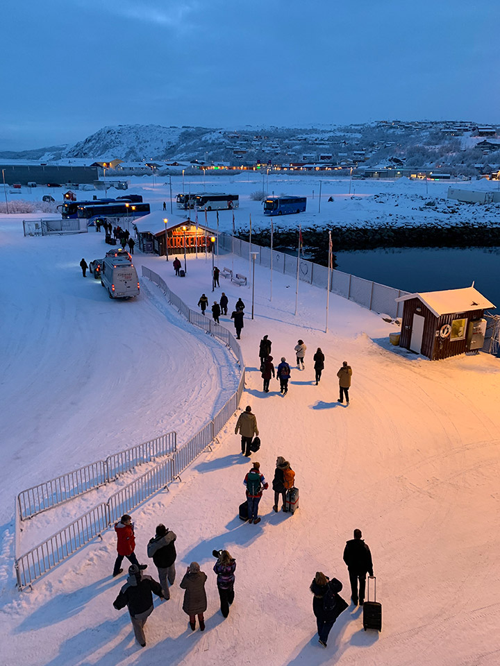 Guests leaving the MS Vesterålen at Kirkenes