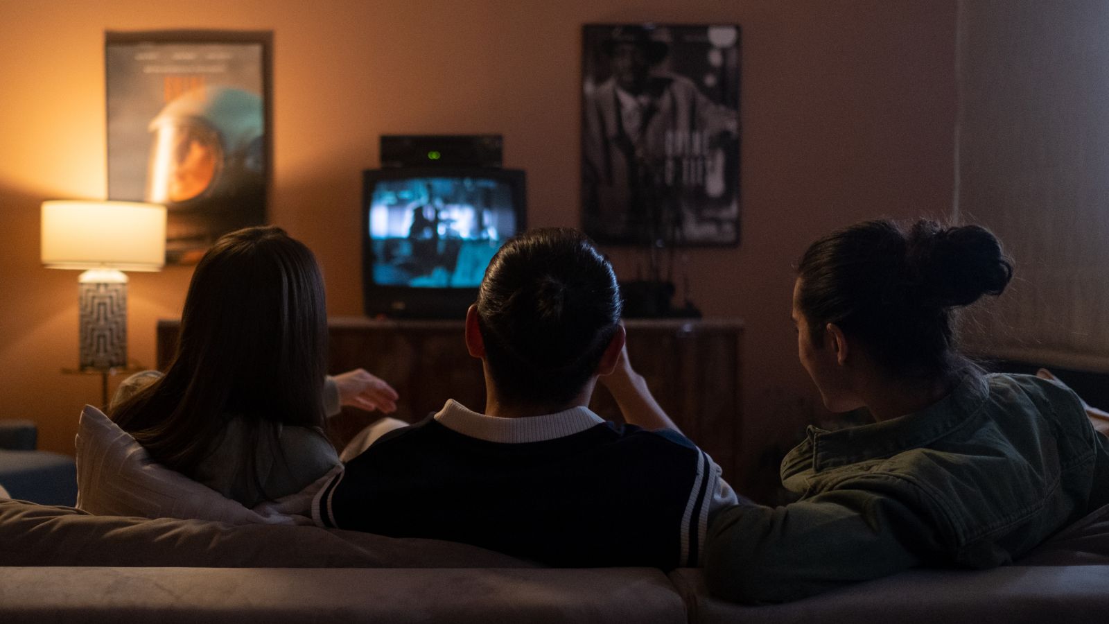 Illustration of friends watching Norway's NRK TV stations.