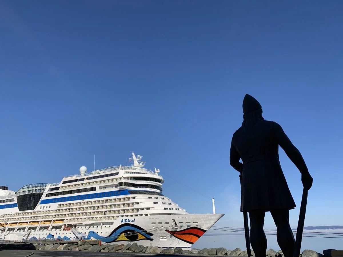 Cruise ship and statue in Trondheim