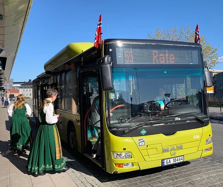 Trondheim bus 55 with Norwegian flag