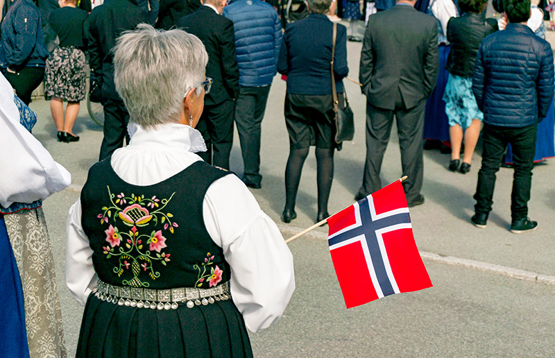 Lady in bunad with flag