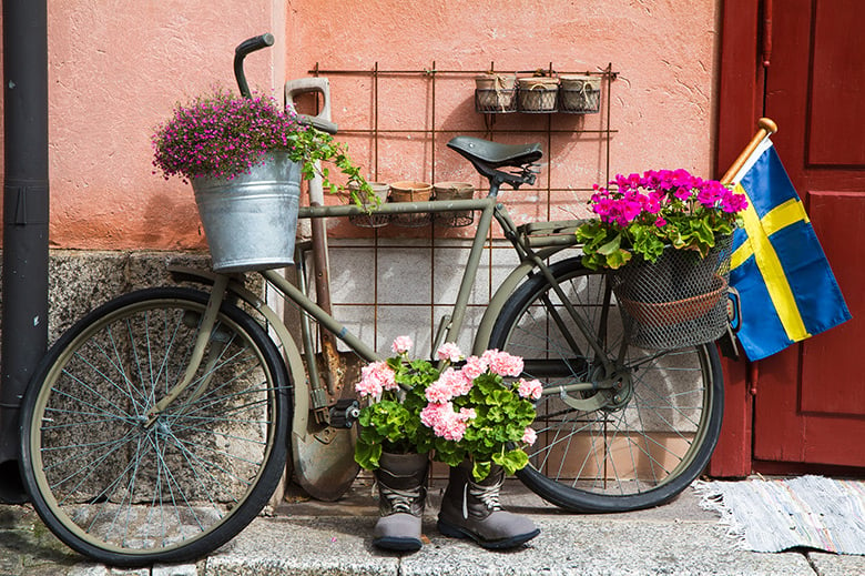 Bicicleta sueca decorada con banderas y flores.