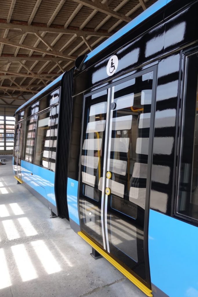 New Oslo tram carriage side-on view