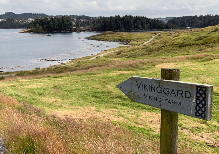 Avaldsnes viking farm signpost