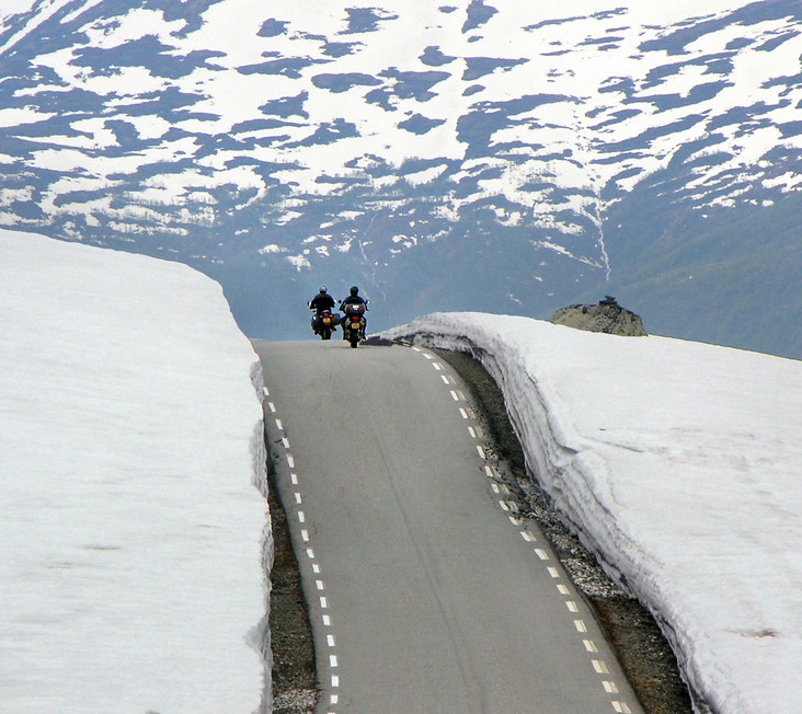 Motorbikes on the Norwegian snow road