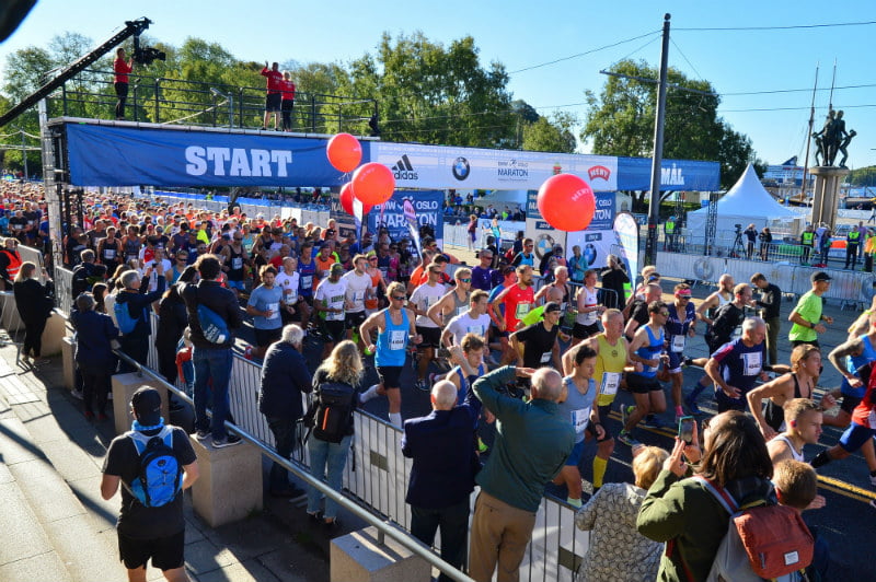 Marathon crowd at the start