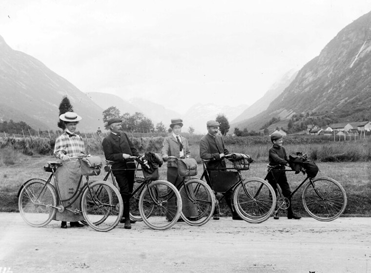 Historic bicycle ride through rural Norway