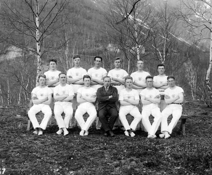 Hjelledalen gymnastics troop in 1910