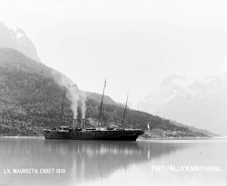 The steamship S/Y Argonaut on the Nordfjord in Norway around the year 1910