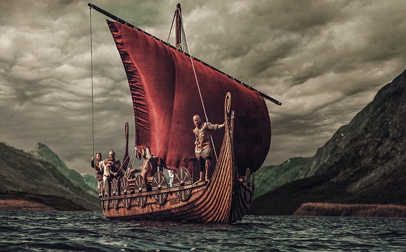 Un navire viking s'approchant du rivage
