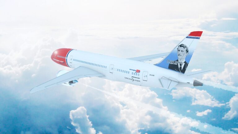 Norwegian Dreamliner aircraft in flight featuring Edvard Munch on the tail fin. Photo: nextnewmedia / Depositphotos.com.