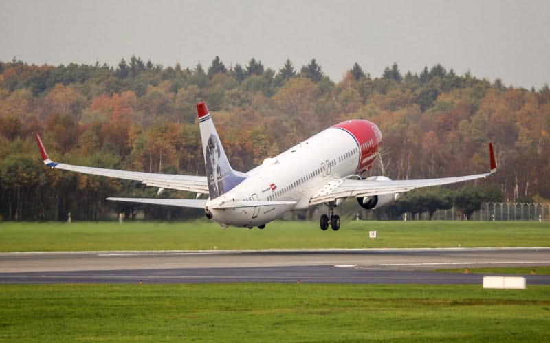 Boeing 737-800 airIiner