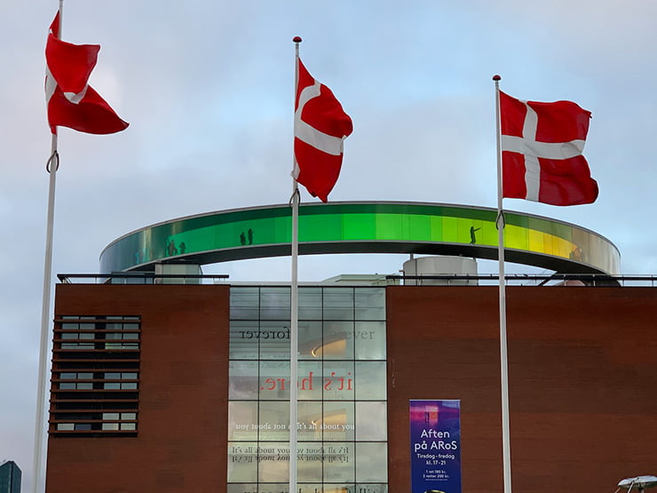 Drapeaux du Danemark devant l'ARoS Musée d'art d'Aarhus