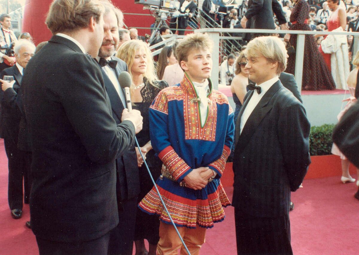 Mikkel Gaup (in traditional costume) and Nils Gaup (right) at the 60th Annual Academy Awards in 1988