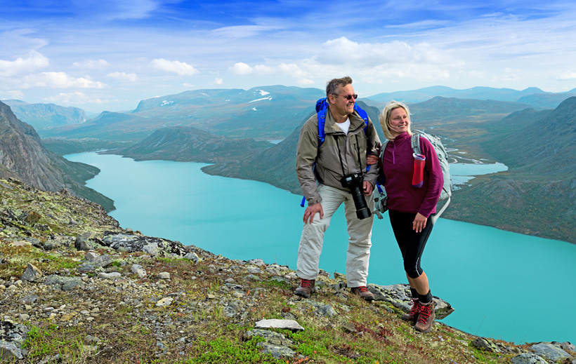 A happy couple hiking in the Norwegian mountains