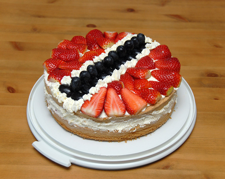 Cake with Norwegian flag decoration